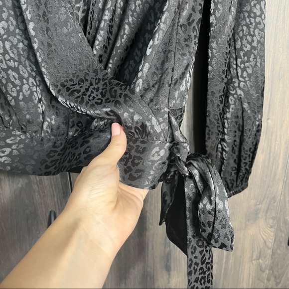 .:🌼3/$30🌼NWOT Jennifer Lopez Leopard Printed Silky Wrap Blouse Size Small - Picture 9 of 16